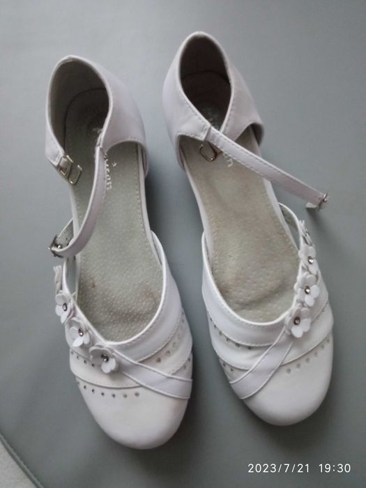 Buty białe dla dziewczynki