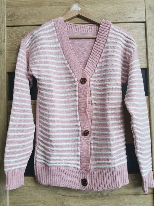 Różowy sweterek w paski