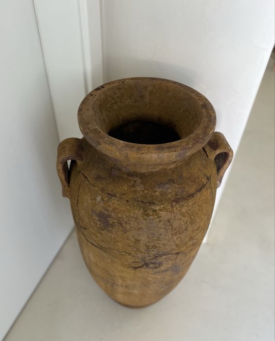 Ânfora antiga em terracota