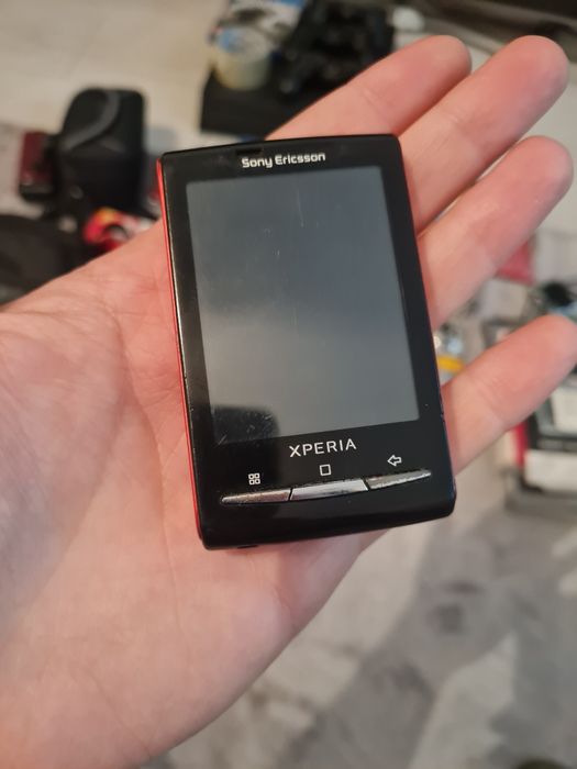 Stary retro telefon komórkowy Sony Ericsson Xperia X10 Mini E10i