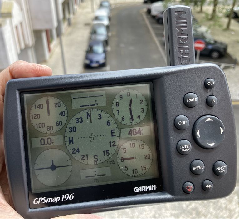 Aviação: GPS Garmin 196 + antena + base antiderrapante