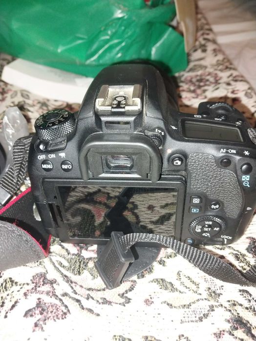 Продам Canon 77d з двома об'єктивами (18-135, 50)