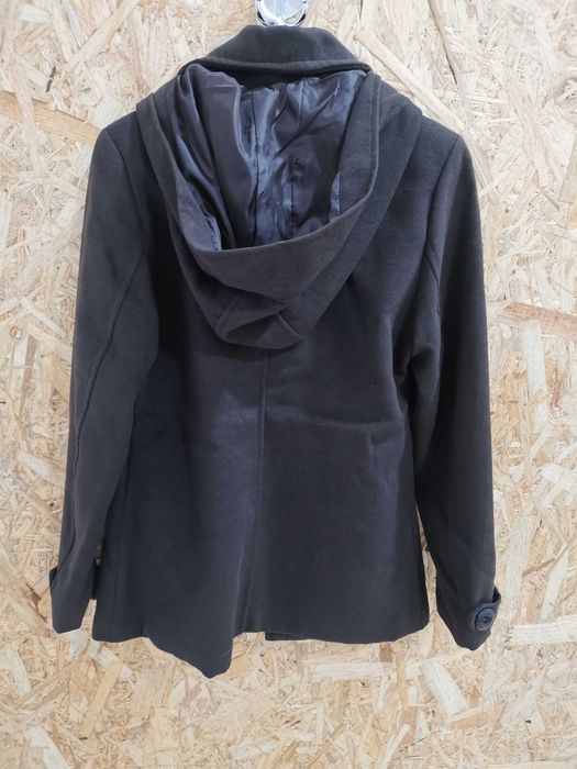 Casaco com capuz de cor castanho