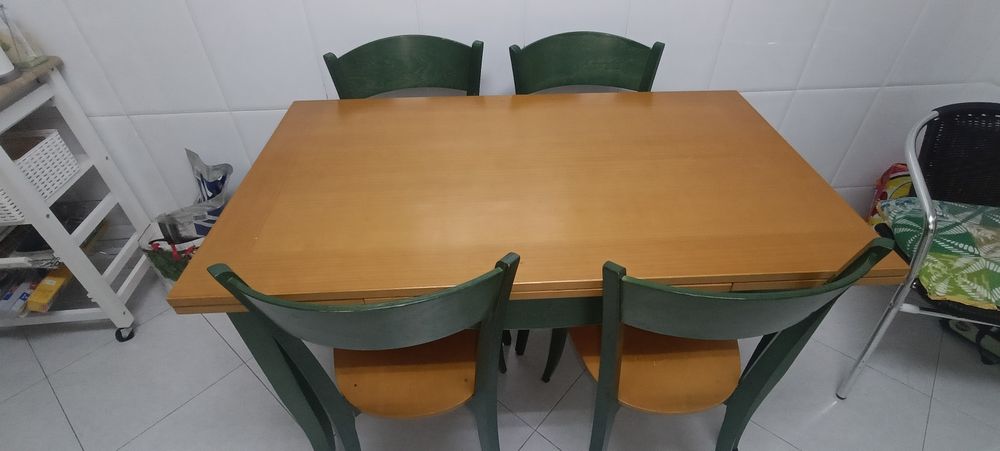Mesa e cadeiras excelente estado