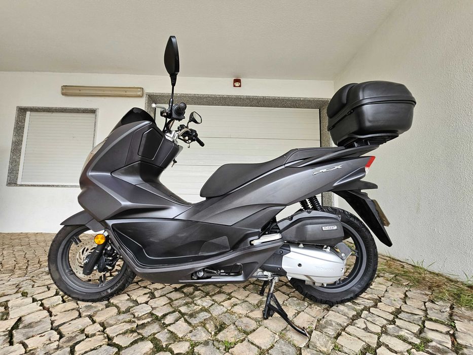 Honda PCX com 2 chaves e livro de revisões Venteira • OLX.pt