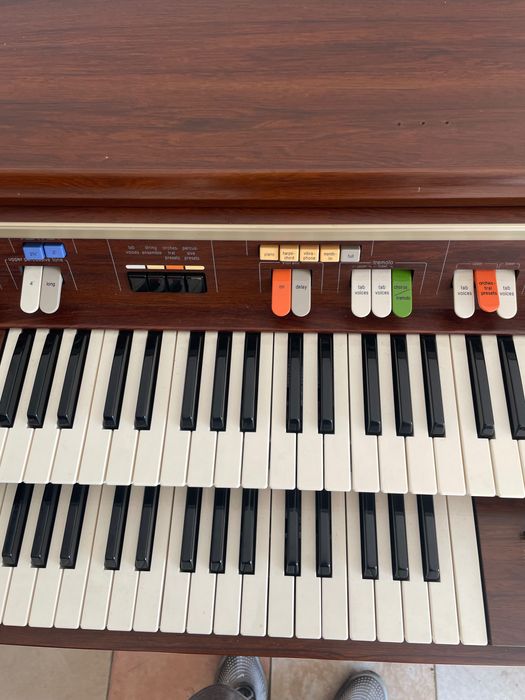 órgão vintage em ótimo estado