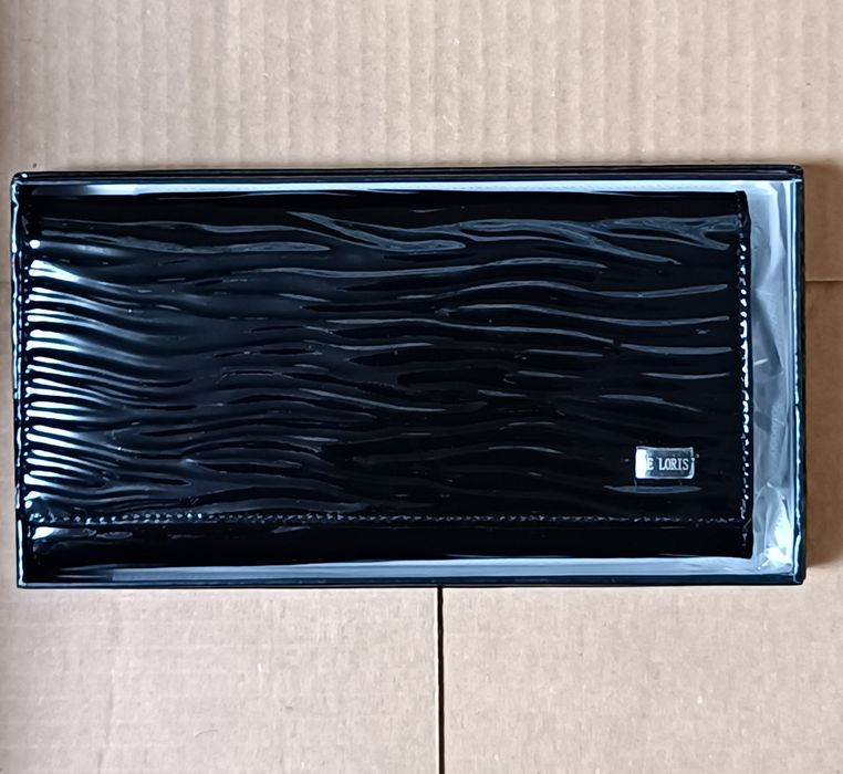 Кожаный лакированный кошелек женский с тиснением