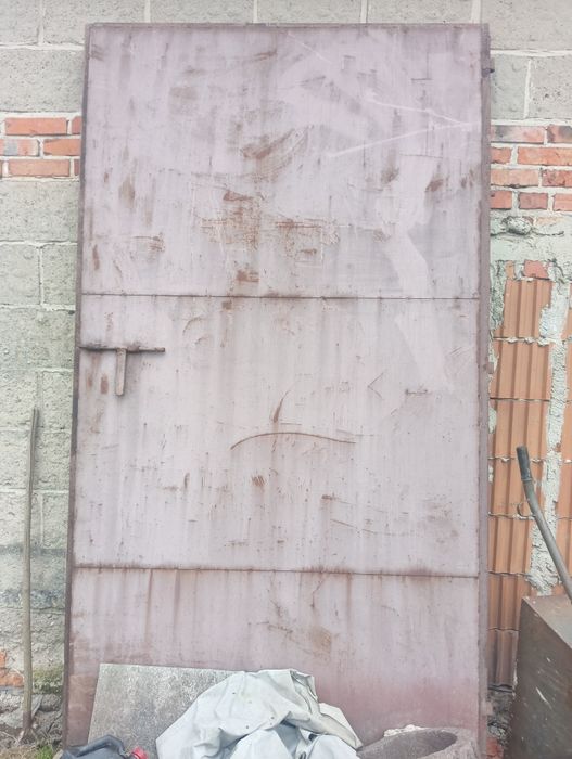 Brama wjazdowa z drzwiami, metalowa