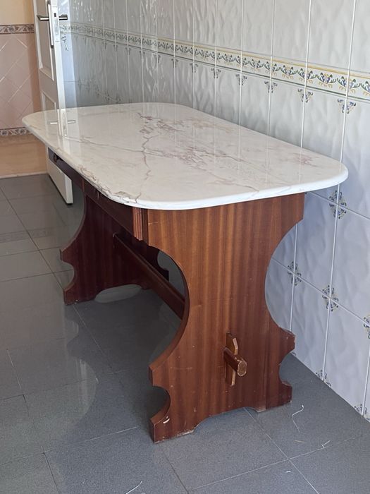 Mesa com tampo de marmore