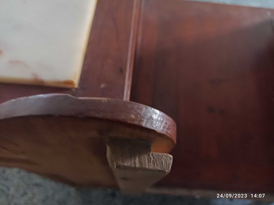 Móvel banca com bases de mármore