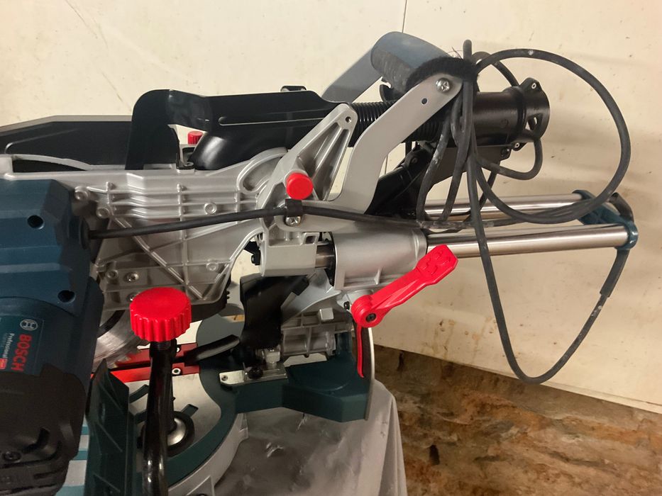 Piła ukosnica Bosch  Professional  GCM  8  SJL. 1600 W
