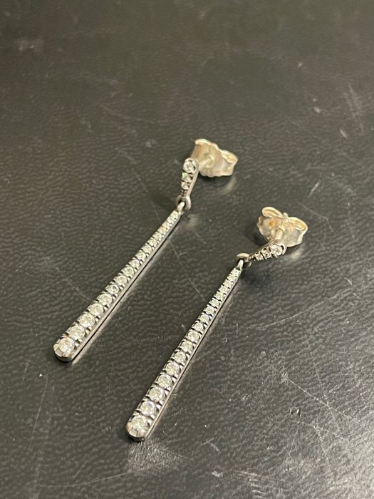 Brincos prata com brilhantes, perfeitos para casamento