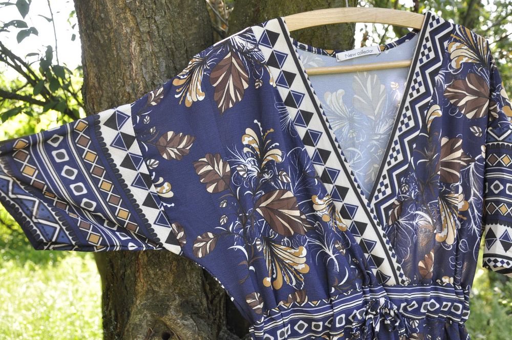 Długa sukienka w granatowe wzory, kopertowa; także dla wysokich kobiet