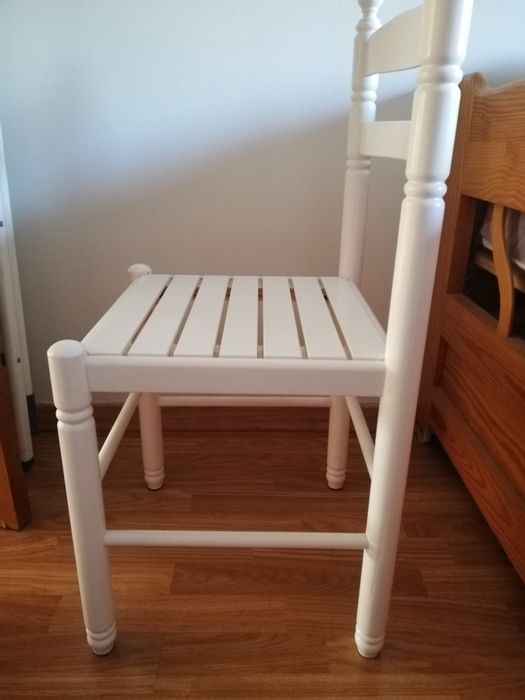 Cadeira branca de madeira pouco uso