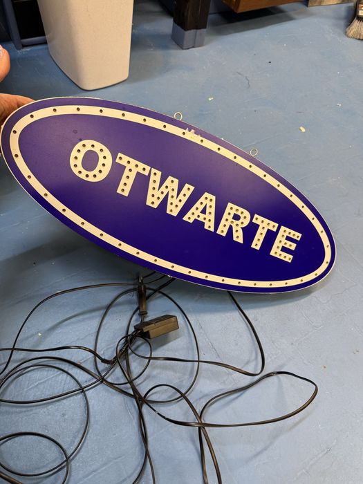 Znak reklama do sklepu napis Otwarte swiecacy