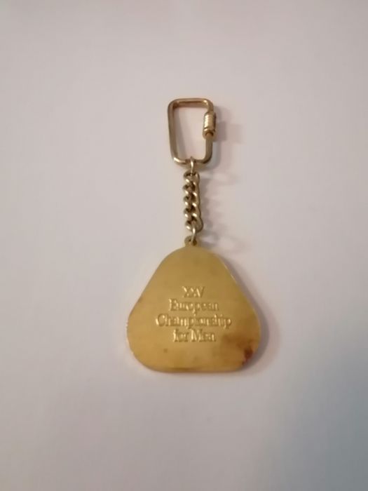 Porta chaves em metal referente ao campeonato EuroBasket 87