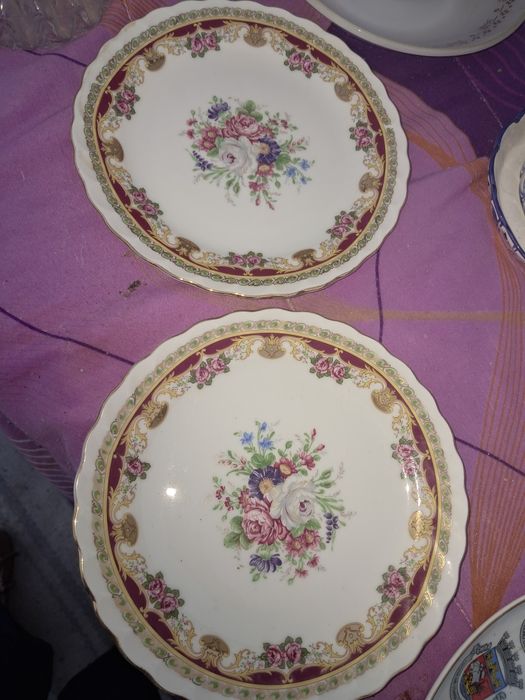 Dois pratos decorativos
