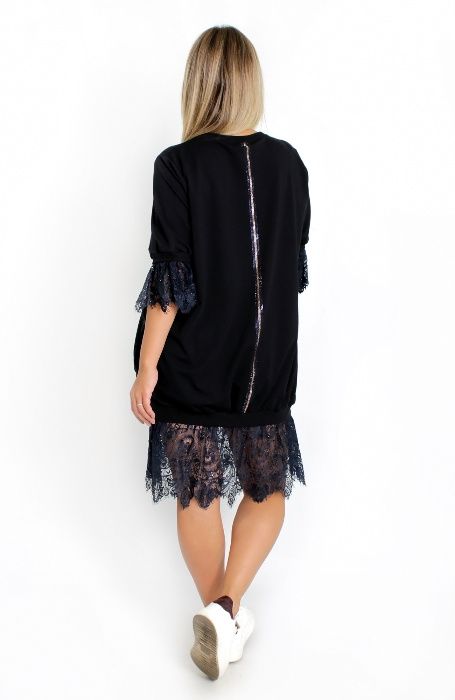 Платье темно-синего цвета с декором