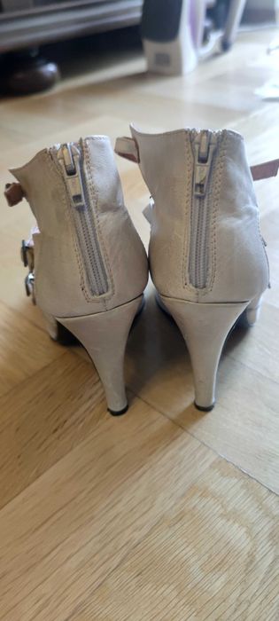 Jasne skórzane szpilki zapianane na paski 39