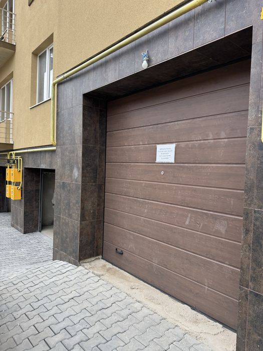 Продам гараж в житловому будинку високий під грузове авто