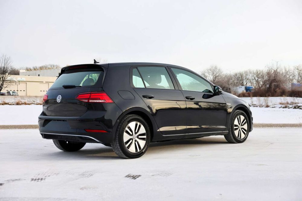 Volkswagen e-Golf      2019