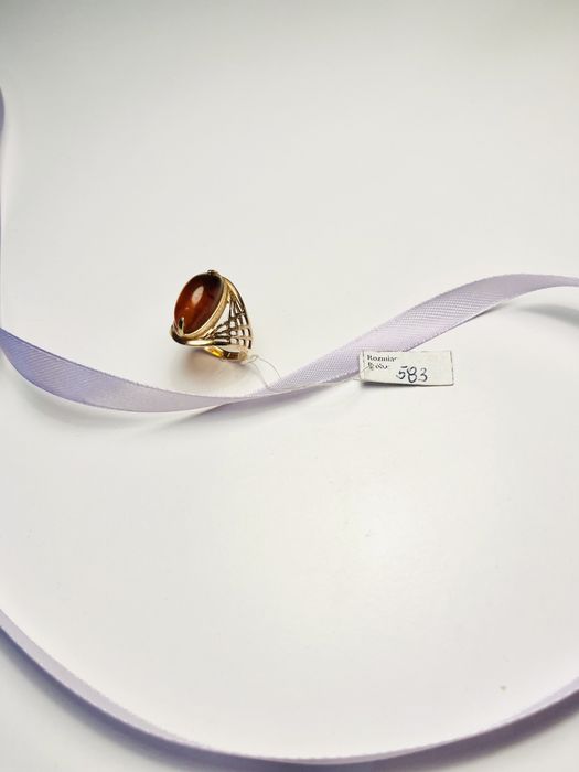 Złoty pierścionek z bursztynem