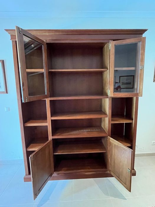 Móvel estante em madeira maciça