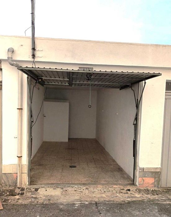 Garagem com porta para a rua - Algueirão