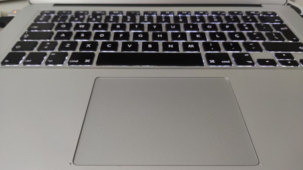 MacBook Air A1466 i5 4gb RAM 128gb SSD