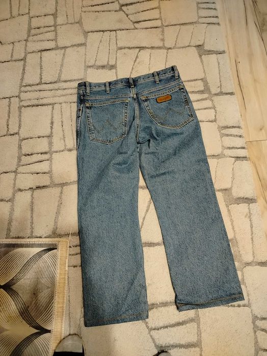 Sprzedam 3 pary spodni męskich i 2 męskie swetry