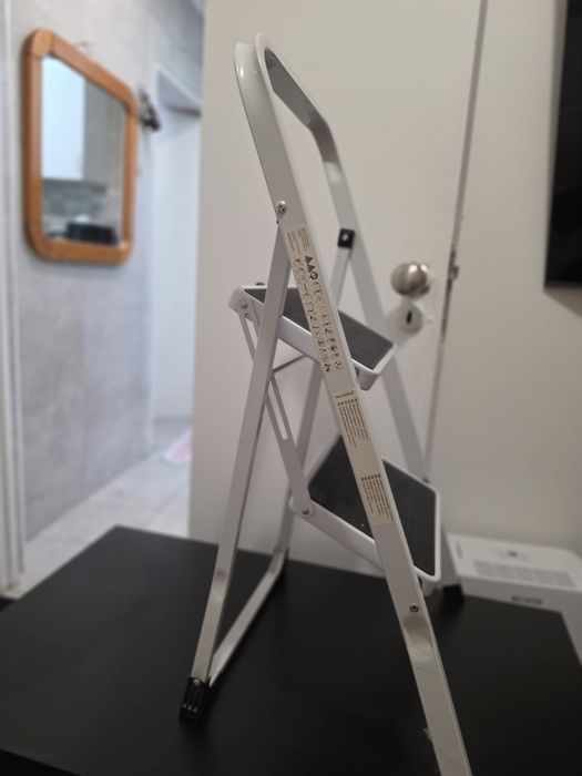 Vendo: Escadote Metálico de 2 Degraus  Branco – Seminovo