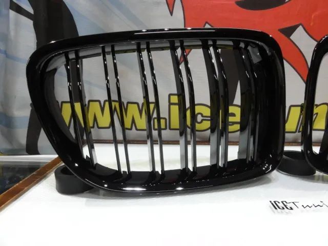 Grelha frontal em preto piano brilhante para BMW X1 E84 2009-2015 M4 look / dupla lâmina em plástico ABS