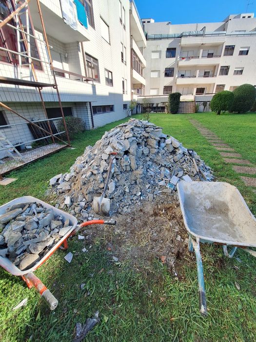 Transporte de entulhos.