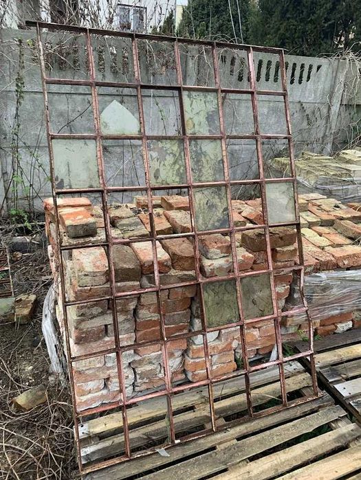 Stare okna metalowe z 100 letniego budynku - 2 sztuki