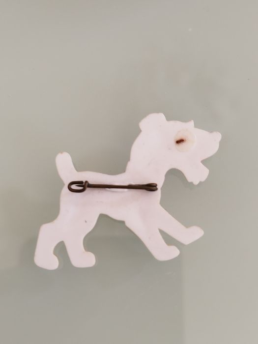 lindo broche antigo representando um cão.  boa condição