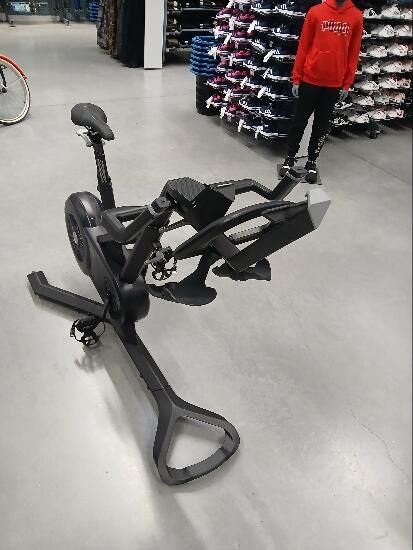 Bicicleta Estática Ultrassilenciosa Conexão Zwift Cardio Training