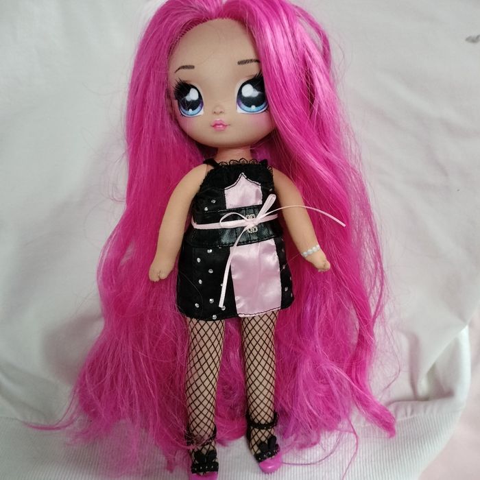 NaNaNa Ultimate Surprise, materiałowa lalka