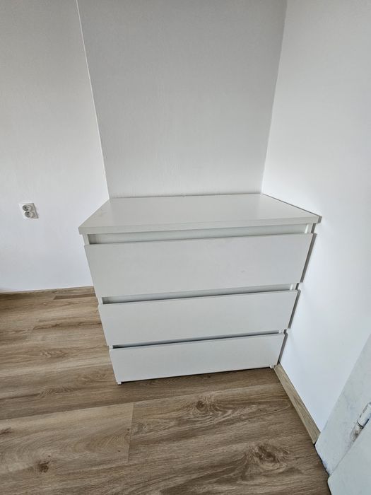 Biała komoda z szufladami