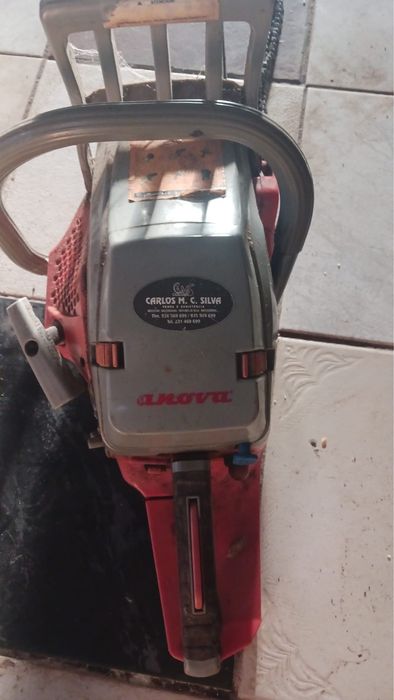 Modelo: Trata-se de uma motosserra a gasolina,  um modelo clássico como 621
