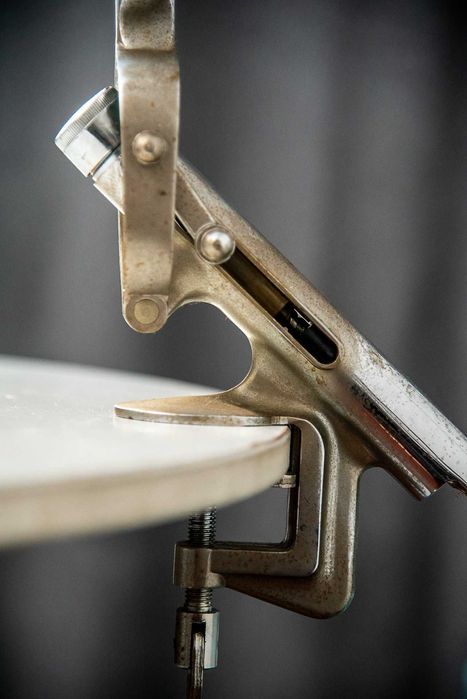 Saca Rolhas de Mesa Antigo em Metal - Abridor de Vinho