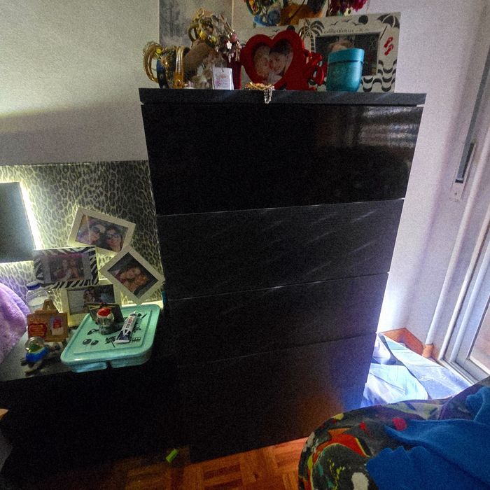 Cama de casal com mesas de cabeceira e 3 CAMISEIROS, Inclui colchão.