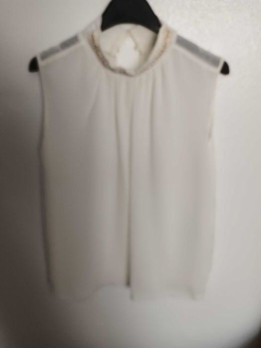 Blusa branca com pérolas