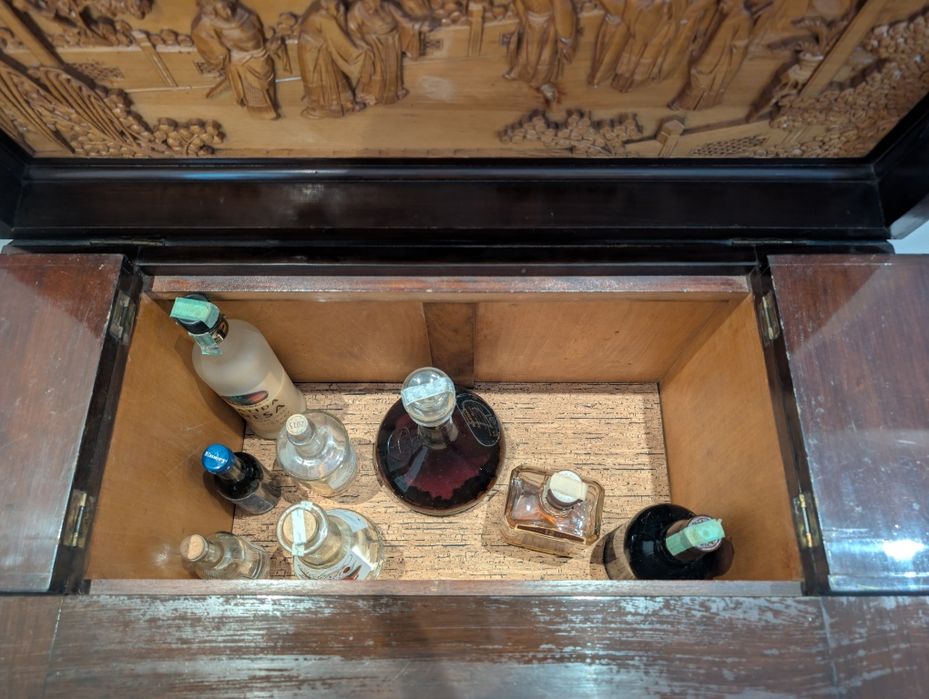 Móvel Bar Chinês em madeira talhada