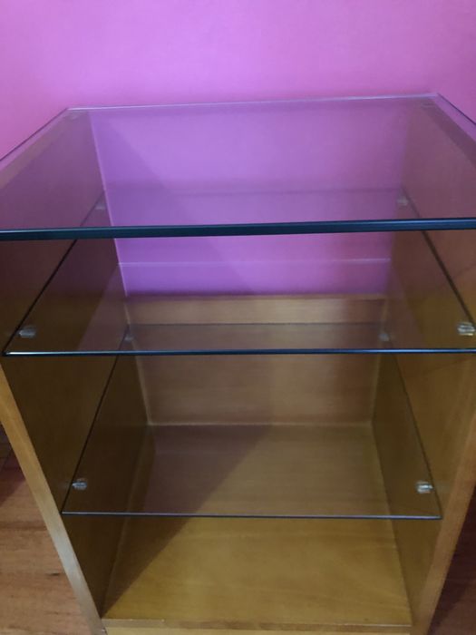 Móvel multiuso com prateleiras de vidro