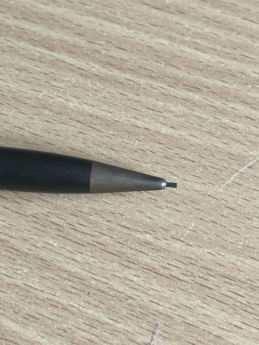 Metalowy ołówek.