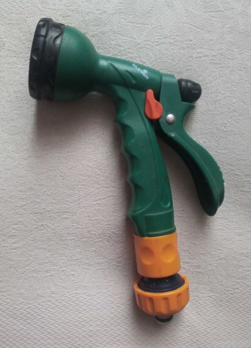 Поливочный истолет-распылитель с регулировкой типа полива