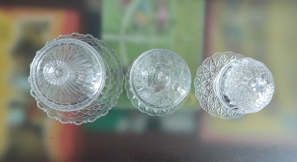 Bomboneiras e pires antigos em cristal e vidro