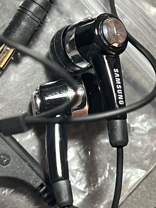 Проводные вакумные наушники Samsung.