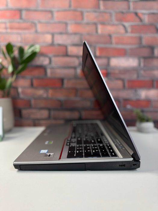 Fujitsu Celsius H770·Xeon E3-1505M·32GB·SSD512+HDD1TB·Quadro M220 4GB