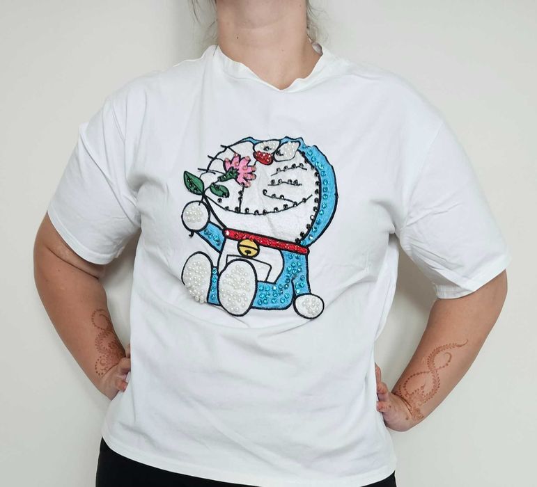 Biała koszulka z bogatą aplikacją roz. XL